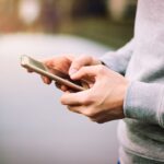 Man som använder sin mobil